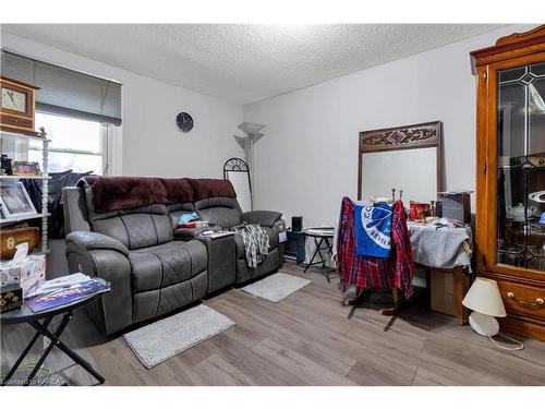 904 Princess Street, Kingston, ON - Indoor Photo Showing Living Room