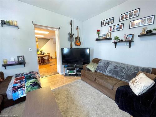 462 Victoria Street N, Tweed, ON - Indoor Photo Showing Living Room