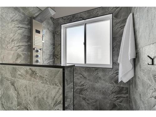 40 Biscayne Street, Kingston, ON - Indoor Photo Showing Bathroom