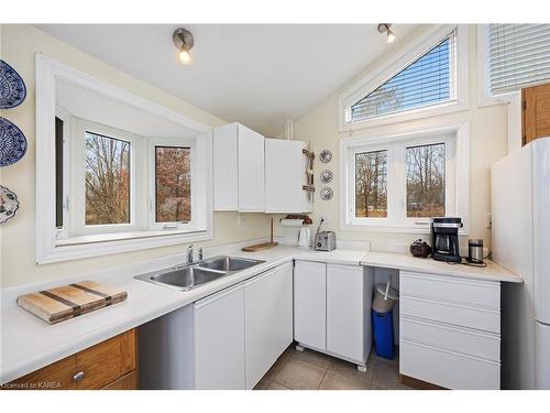 117 Arrowwood Lane, Verona, ON - Indoor Photo Showing Kitchen With Double Sink