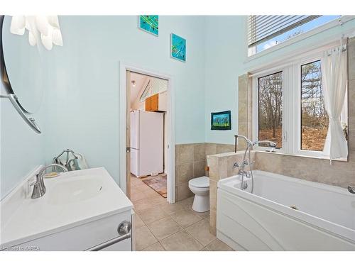 117 Arrowwood Lane, Verona, ON - Indoor Photo Showing Bathroom