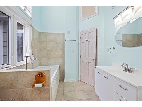 117 Arrowwood Lane, Verona, ON - Indoor Photo Showing Bathroom