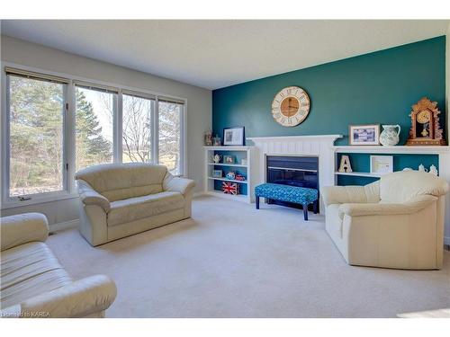 22 Abbey Dawn Drive, Bath, ON - Indoor Photo Showing Living Room