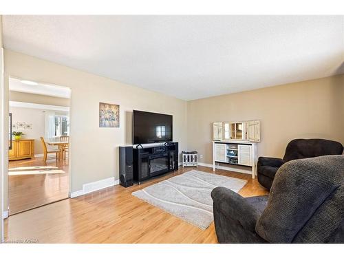 1314 Waverley Crescent, Kingston, ON - Indoor Photo Showing Living Room