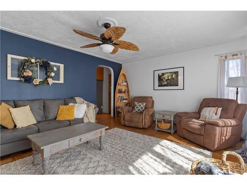3952 Highway 15, Kingston, ON - Indoor Photo Showing Living Room