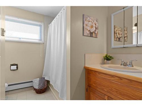3952 Highway 15, Kingston, ON - Indoor Photo Showing Bathroom
