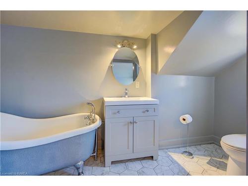25 Church Street, Westport, ON - Indoor Photo Showing Bathroom