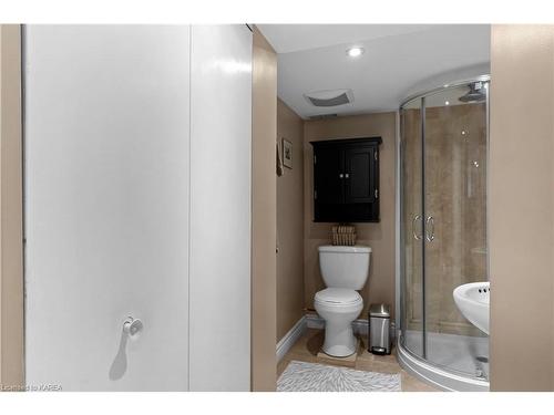 909 Atwood Place, Kingston, ON - Indoor Photo Showing Bathroom