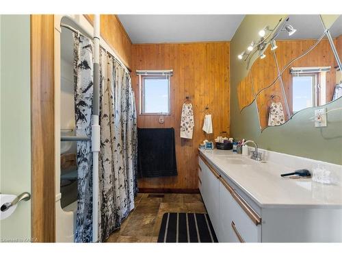 12531 Highway 41, Northbrook, ON - Indoor Photo Showing Bathroom