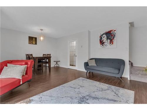 309-1010 Pembridge Crescent, Kingston, ON - Indoor Photo Showing Living Room