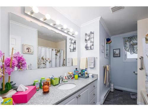 4811 Wolfe Swamp Rd Road, Harrowsmith, ON - Indoor Photo Showing Bathroom