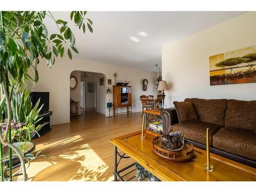 4116 Davidson Road, Inverary, ON - Indoor Photo Showing Living Room