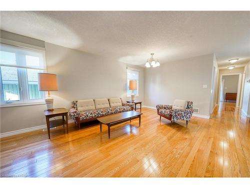 118 Islandview Drive, Amherstview, ON - Indoor Photo Showing Living Room