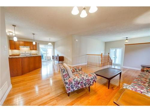 118 Islandview Drive, Amherstview, ON - Indoor Photo Showing Living Room