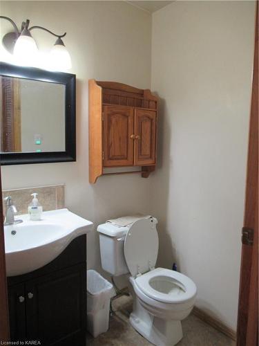919 Riverside Road, Lyndhurst, ON - Indoor Photo Showing Bathroom