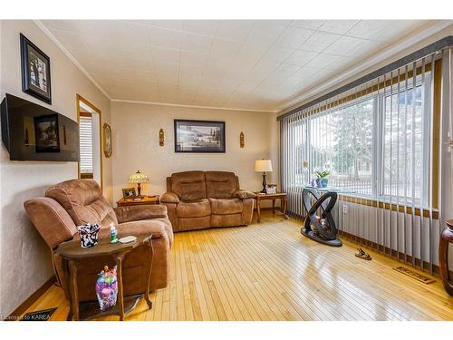 37 First Avenue, Kingston, ON - Indoor Photo Showing Living Room