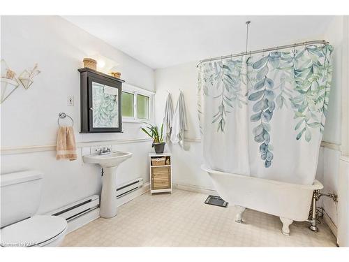 77 Grove Street, Newburgh, ON - Indoor Photo Showing Bathroom