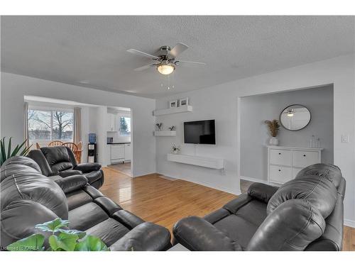 965 Lincoln Drive, Kingston, ON - Indoor Photo Showing Living Room