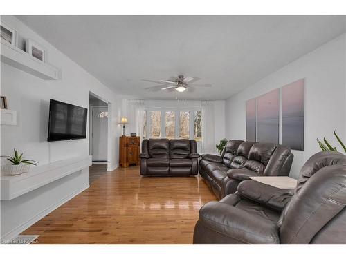 965 Lincoln Drive, Kingston, ON - Indoor Photo Showing Living Room