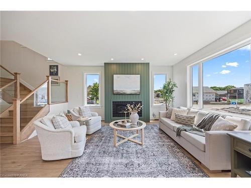 157 Mcdonough Crescent, Amherstview, ON - Indoor Photo Showing Living Room