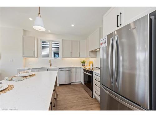 157 Mcdonough Crescent, Amherstview, ON - Indoor Photo Showing Kitchen With Upgraded Kitchen