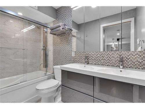 412-334 Queen Mary Road, Kingston, ON - Indoor Photo Showing Bathroom