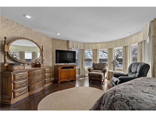 1503 Lower Drive, Kingston, ON - Indoor Photo Showing Living Room