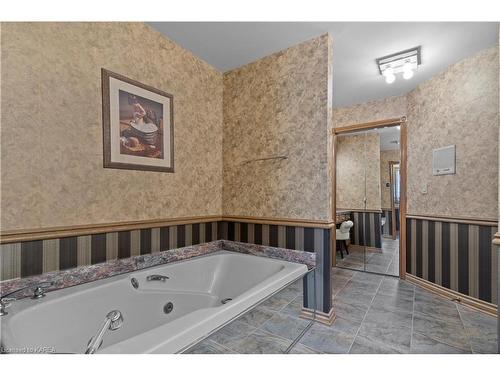 1503 Lower Drive, Kingston, ON - Indoor Photo Showing Bathroom