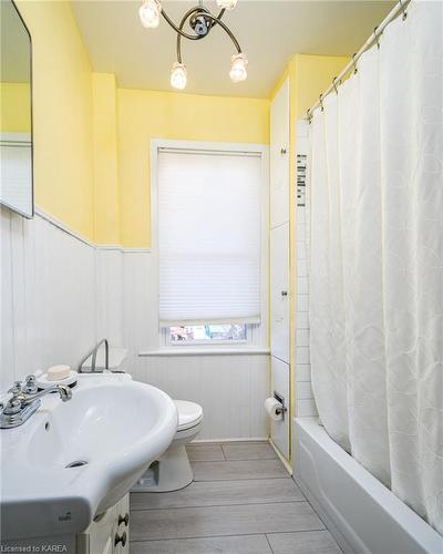 107 Stephen Street, Kingston, ON - Indoor Photo Showing Bathroom