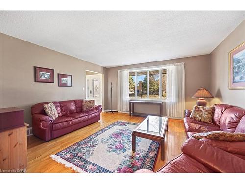 943 Pembridge Crescent, Kingston, ON - Indoor Photo Showing Living Room