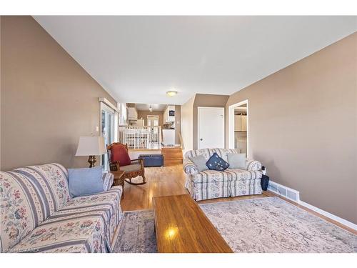 943 Pembridge Crescent, Kingston, ON - Indoor Photo Showing Living Room
