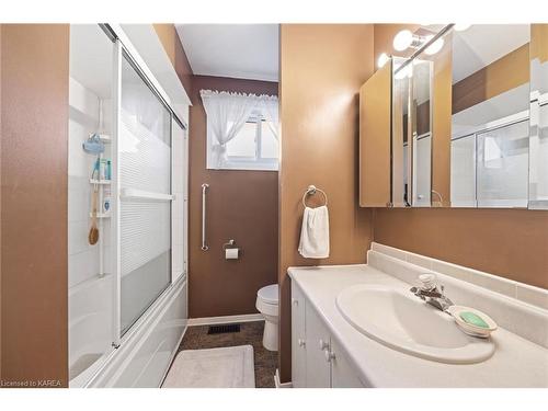 943 Pembridge Crescent, Kingston, ON - Indoor Photo Showing Bathroom