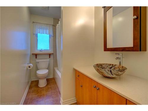 124 Britannia Crescent, Bath, ON - Indoor Photo Showing Bathroom