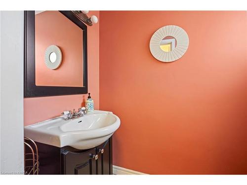 118 Smithfield Crescent, Kingston, ON - Indoor Photo Showing Bathroom