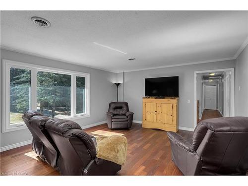 622 Cedarstone Road, Tamworth, ON - Indoor Photo Showing Living Room