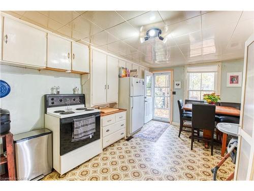 4503 Portland Avenue, Sydenham, ON - Indoor Photo Showing Kitchen