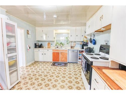 4503 Portland Avenue, Sydenham, ON - Indoor Photo Showing Kitchen