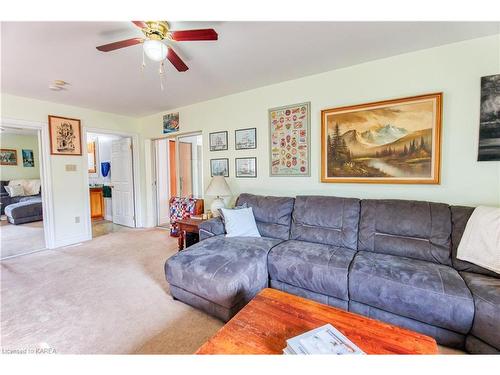 4503 Portland Avenue, Sydenham, ON - Indoor Photo Showing Living Room