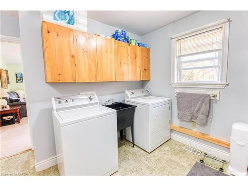 4503 Portland Avenue, Sydenham, ON - Indoor Photo Showing Laundry Room