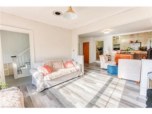 4503 Portland Avenue, Sydenham, ON - Indoor Photo Showing Living Room