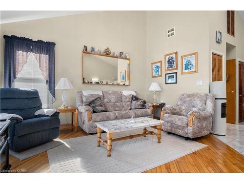 2605 Tiller Lane, Kingston, ON - Indoor Photo Showing Living Room