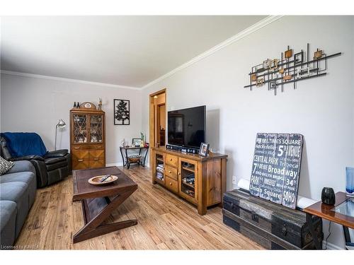 227 Cross Street, Deseronto, ON - Indoor Photo Showing Living Room