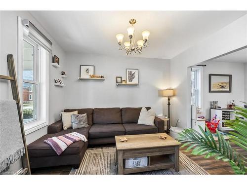 164 Arthur Street, Gananoque, ON - Indoor Photo Showing Living Room