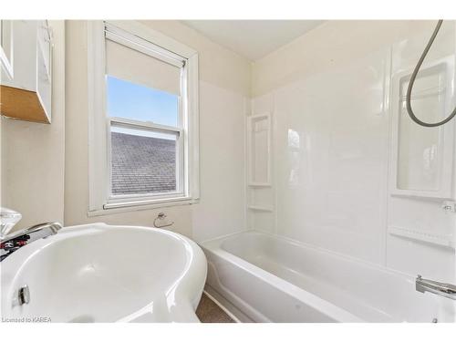 171 Regent Street, Kingston, ON - Indoor Photo Showing Bathroom