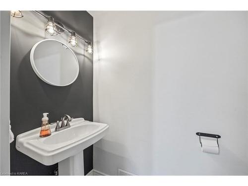 13 Bishop Street, Kingston, ON - Indoor Photo Showing Bathroom
