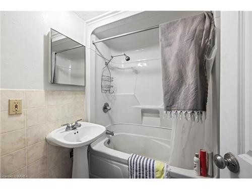 441 Bagot Street, Kingston, ON - Indoor Photo Showing Bathroom