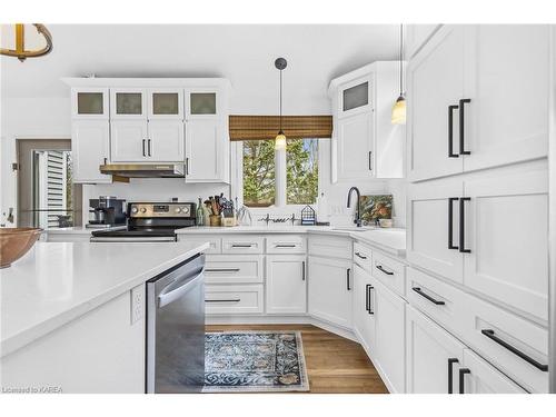 1015 Cedarwoods Drive, Verona, ON - Indoor Photo Showing Kitchen