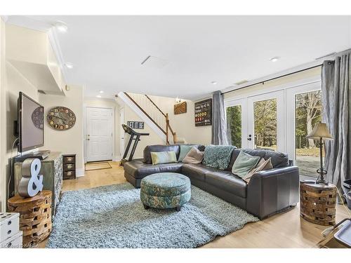 1015 Cedarwoods Drive, Verona, ON - Indoor Photo Showing Living Room