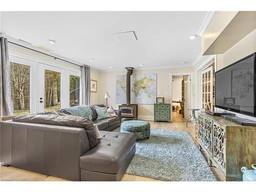 1015 Cedarwoods Drive, Verona, ON - Indoor Photo Showing Living Room