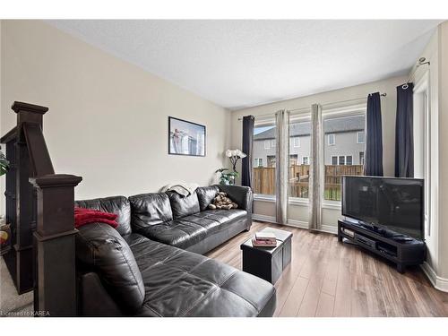 320 Janette Street, Kingston, ON - Indoor Photo Showing Living Room